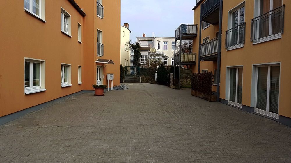 Reinigung von Pflastersteinen eines Innenhofts bei Hamburg inkl. Beschichtung der Steinen nach der Reinigung